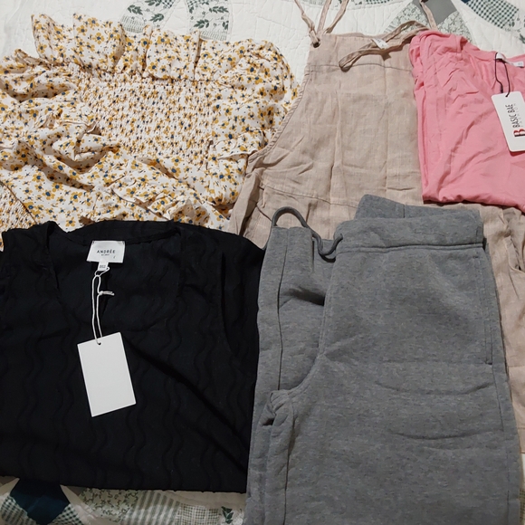 Other - 5 Piece Size Small Clothing Bundle